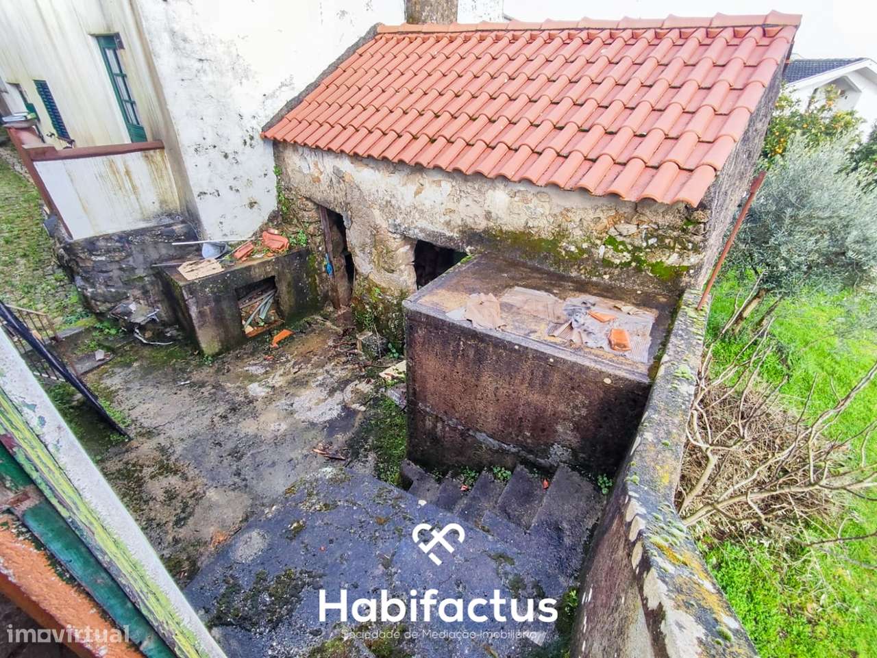 Moradia T3 para reconstrução com logradouro e vista para o Santuário, - Grande imagem: 3/11