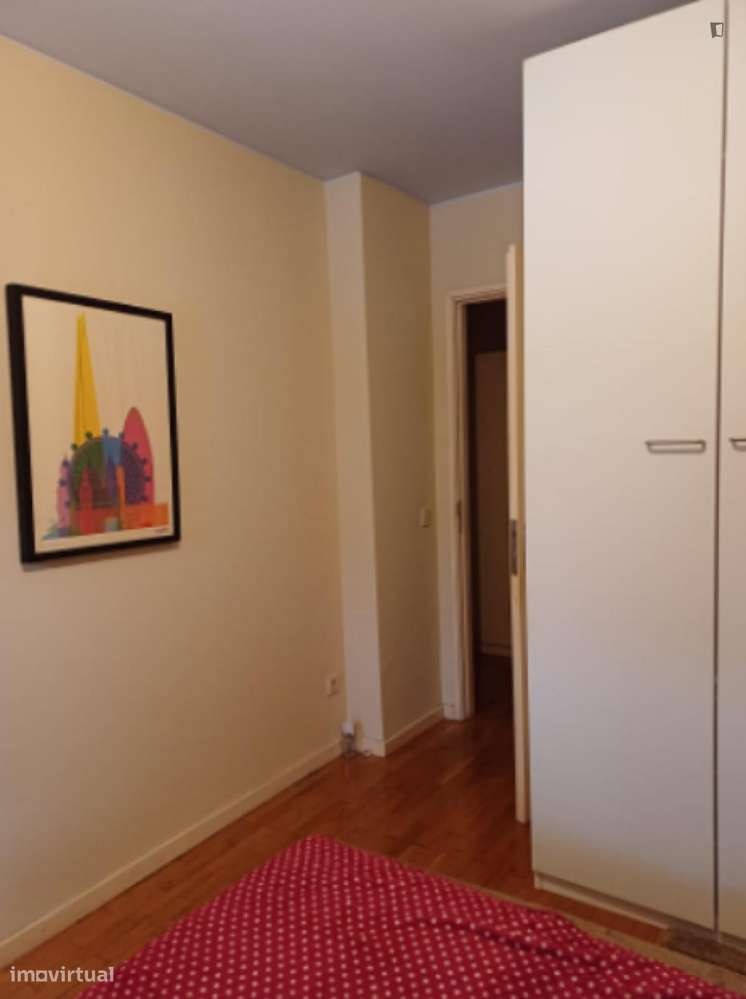 Quarto - localizado em Lordelo do Ouro Porto - Grande imagem: 2/10