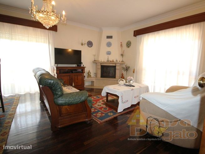 Moradia de 3 frentes com excelente luminosidade-23
