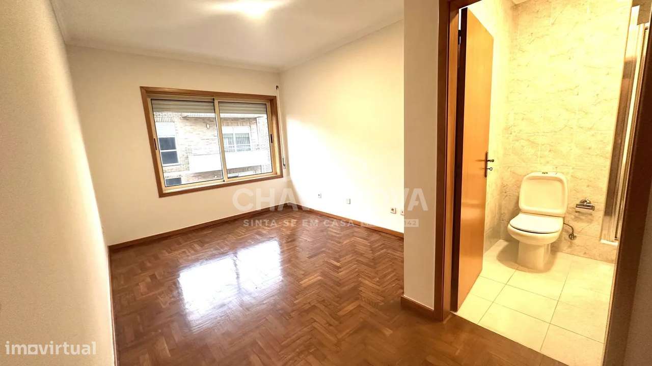 T2 c/ Varanda e Lugar de Garagem em Pedroso-13