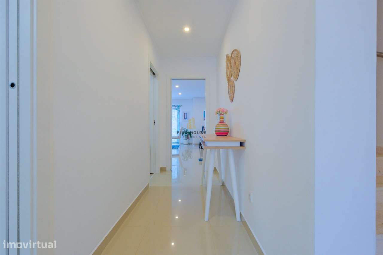 Moradia T3 com piscina, jardim e garagem box, na Caparica-11