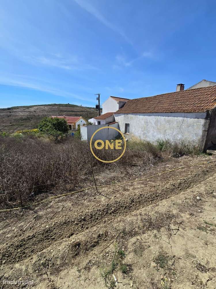 Moradia Exclusiva para reconstrução, com Projeto Aprovado e Licença a-4