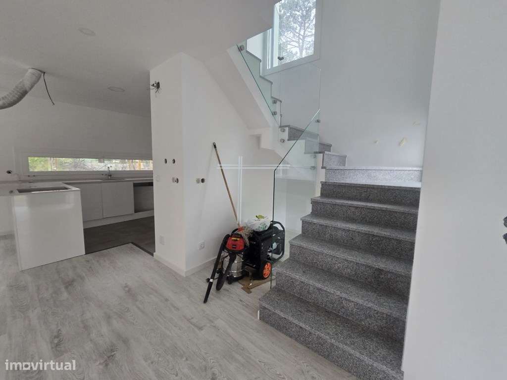 Moradia isolada T3, arquitetura contemporânea com piscina - Aroeira - Grande imagem: 5/26