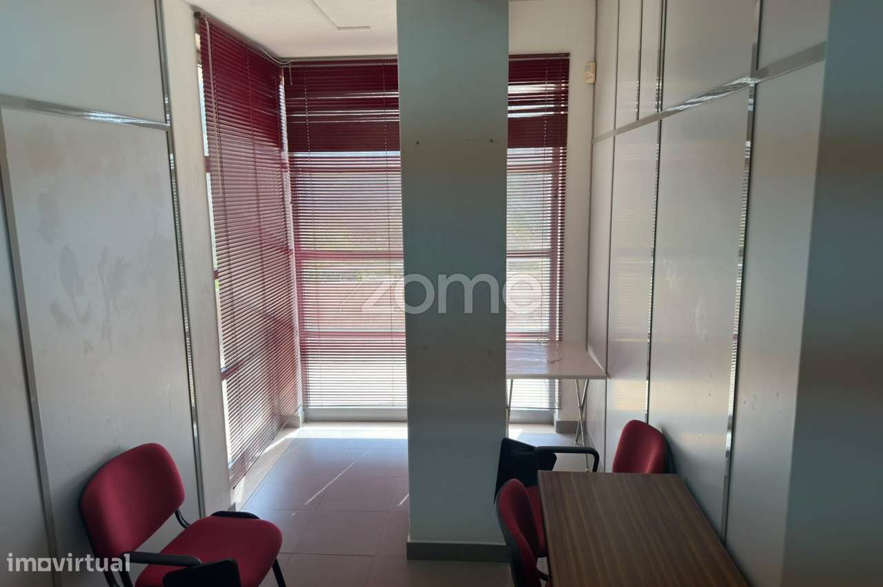 Loja de 108 m² com Potencial de Conversão em T3 – Santana, Sesimbra...-5