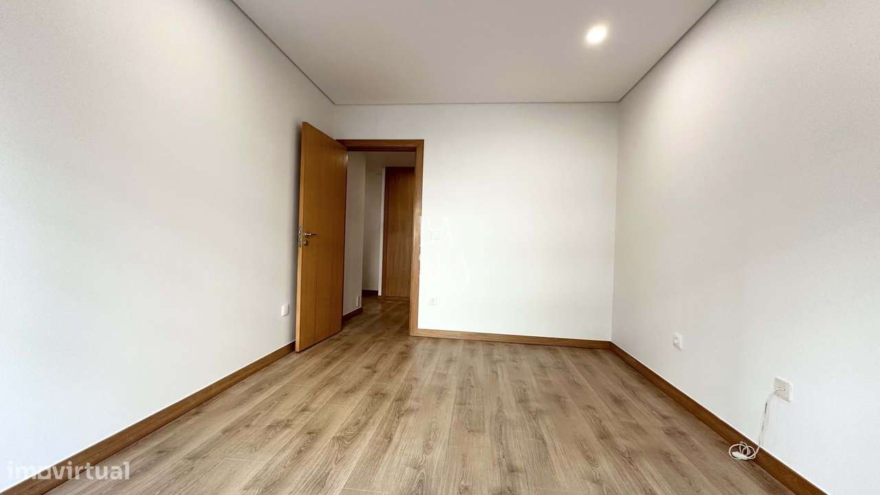 Apartamento T4 em  Nogueiró com uma box para 2 carros .-12