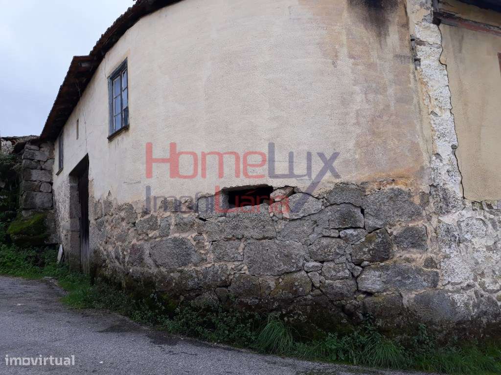 Casa antiga para recuperar no centro da aldeia de Vilar de São Migu... - Grande imagem: 5/15