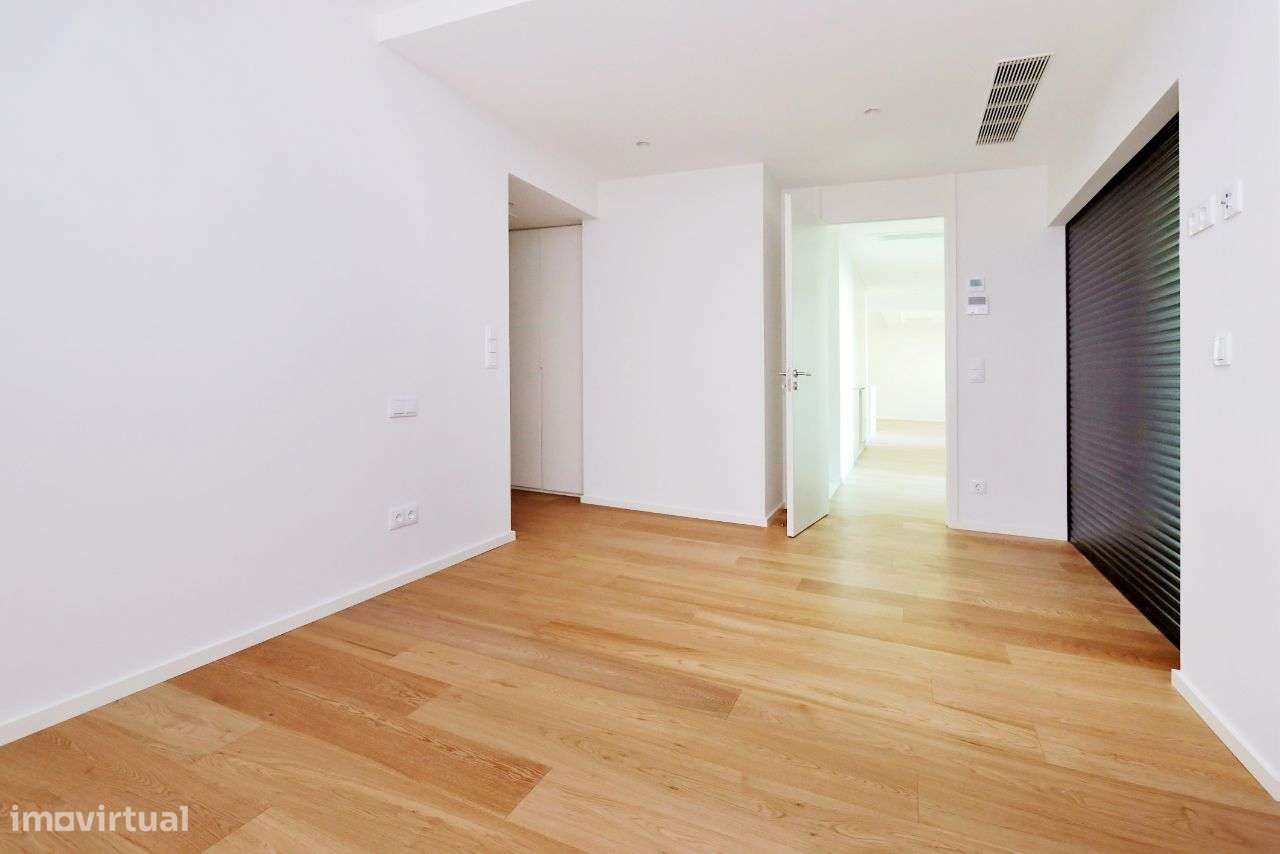 Apartamento T2 com 110m2 no edifício Varino 04-9