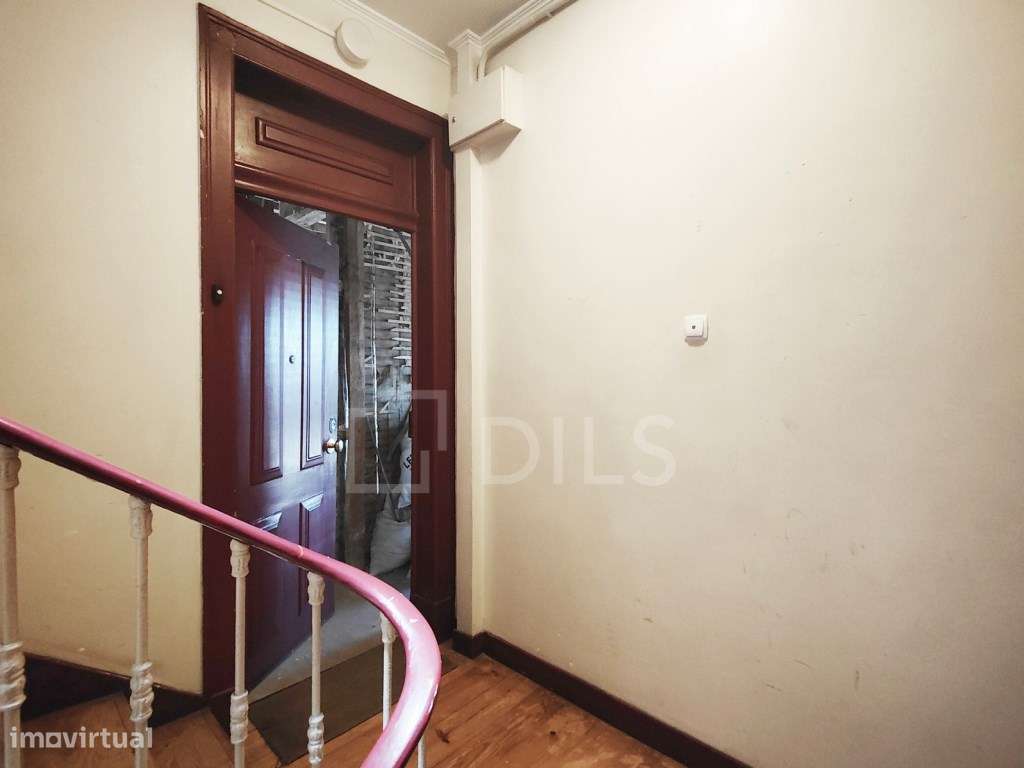 Apartamento T2 para remodelar na Avenida 24 de Julho - Grande imagem: 4/37