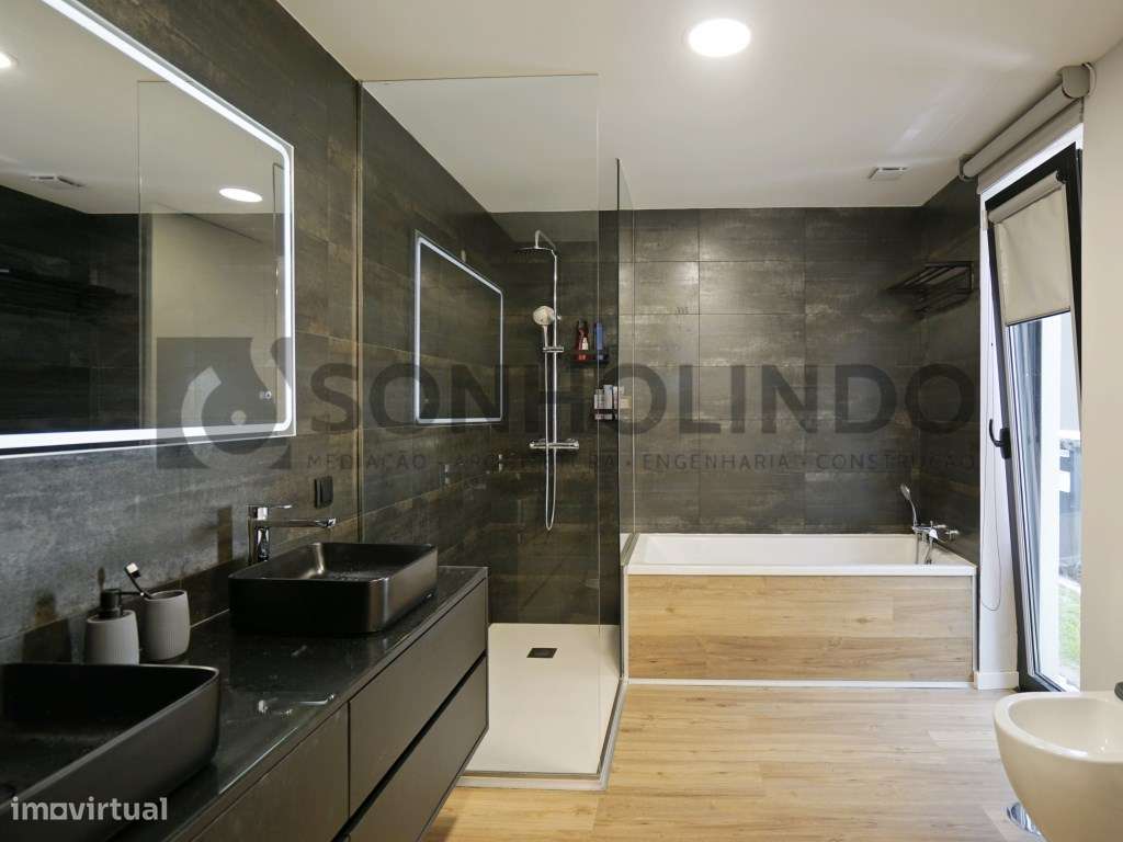 Moradia térrea de 4 frentes, inserida em lote de 700m2, ano de cons...-13