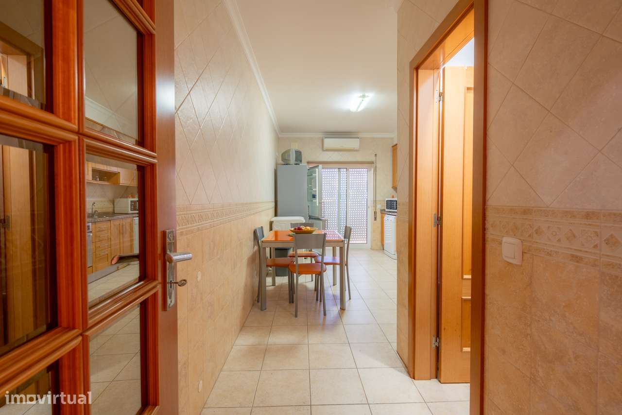 Apartamento de 2 Quartos em Lagos — Conforto, Localização e Potencial-9
