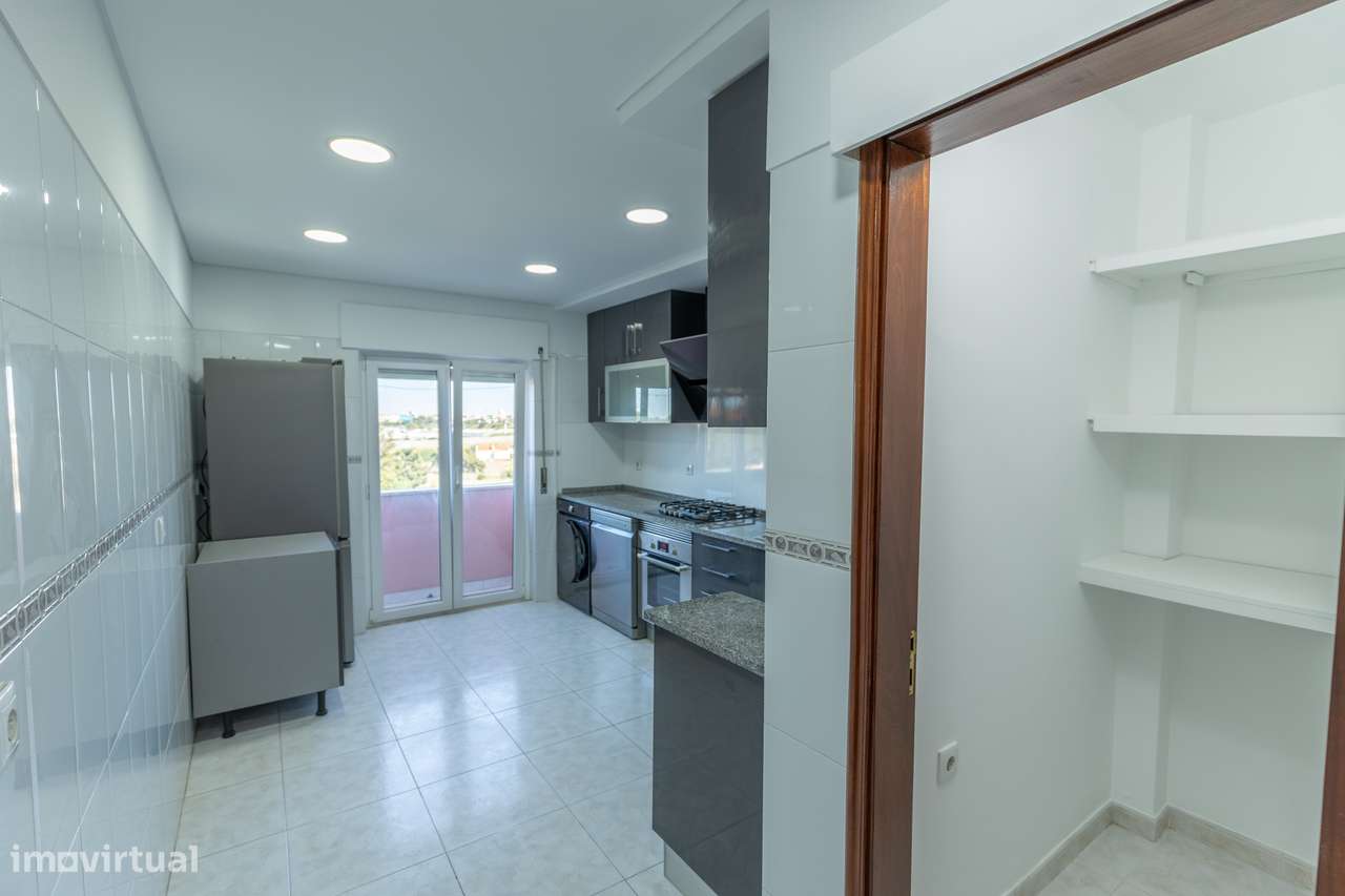 T2 com varanda, ar condicionado e elevador em Corroios - Grande imagem: 5/31