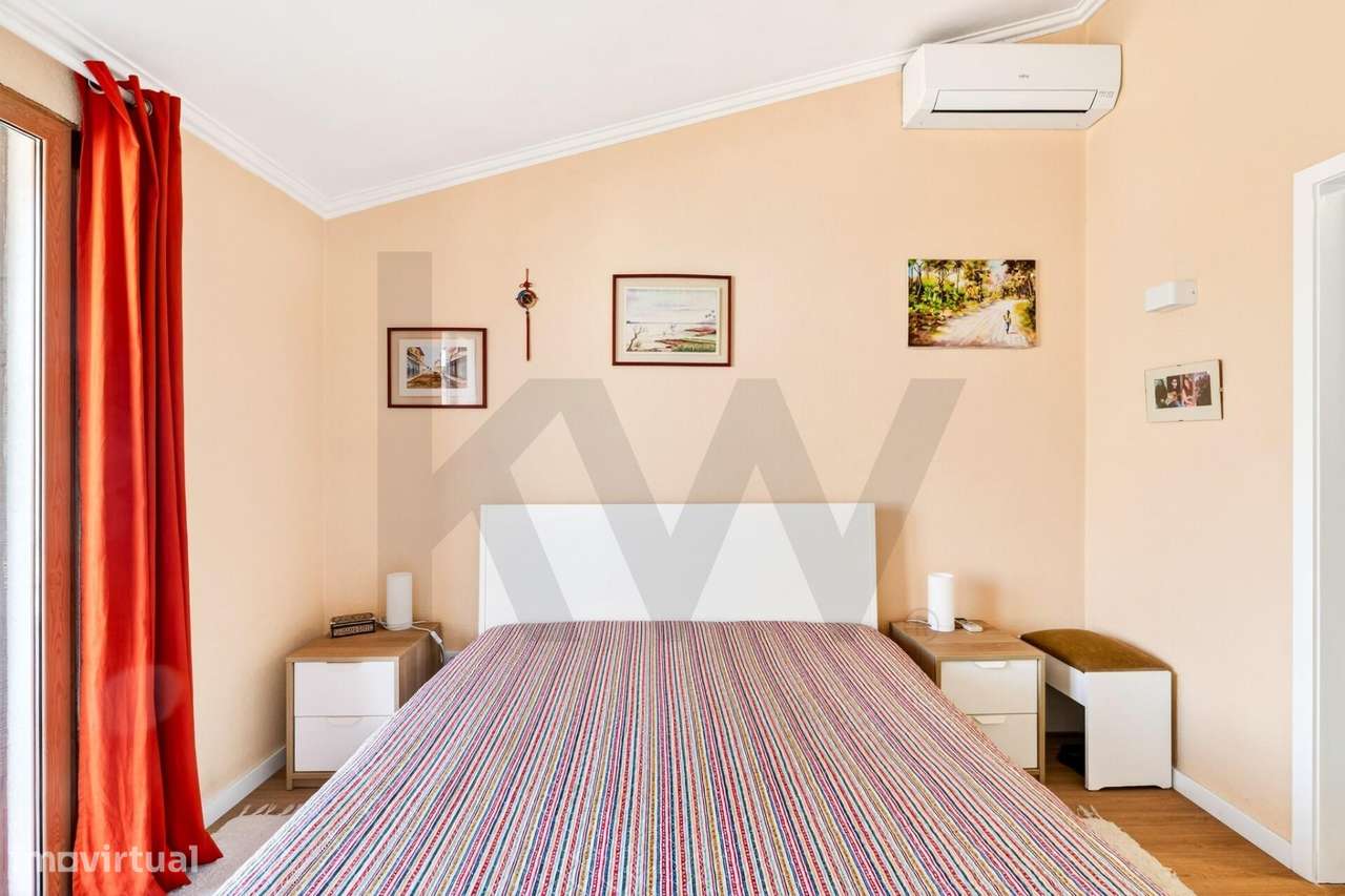 Moradia T4+1 com Piscina Coberta, Jardim e Churrasqueira em Alcoitão,-25