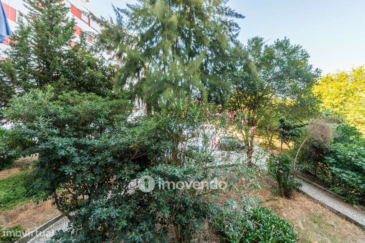 Apartamento T2, com áreas amplas e varanda, na Póvoa de Santa Iria-17