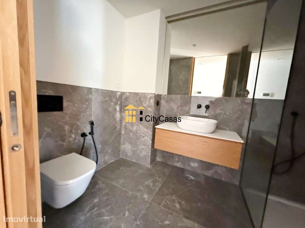 Apartamento T1 Novo c/ L. Garagem e Arrumos-9