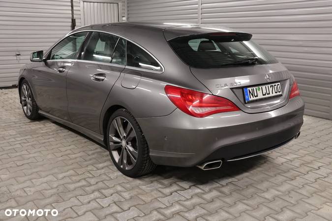 Mercedes-Benz CLA 200 7G-DCT - 4