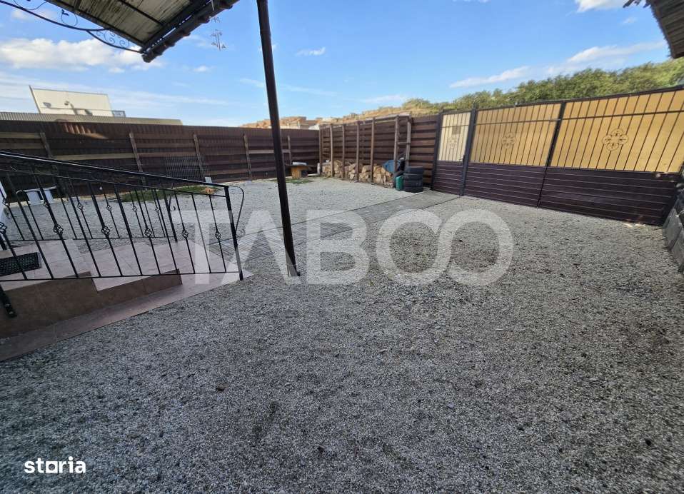 Casa de vanzare cu 6 camere 2 parcari curte libera 200 mp in Selimbar - Imagine principală: 2/19