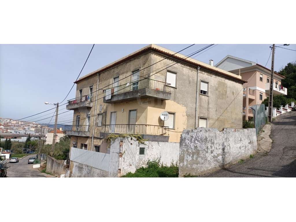 Prédio com potencial de investimento com r/c e 2 pisos para remodel... - Grande imagem: 3/19