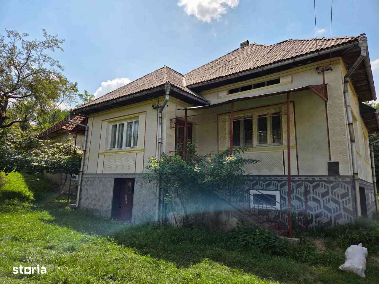 Casa de vanzare cu 4 camere si garaj - Imagine principală: 1/8