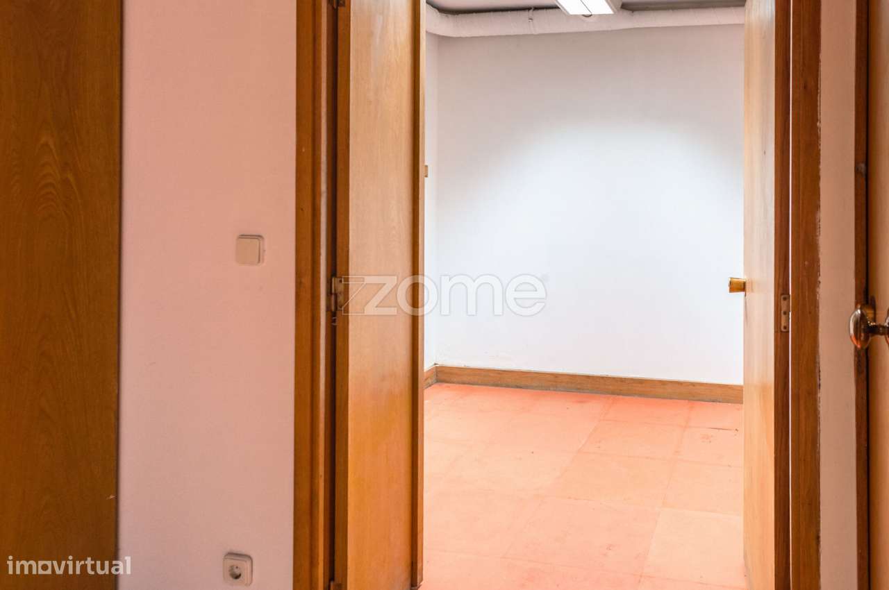 Loja com montra de 175m2 em Odivelas-21