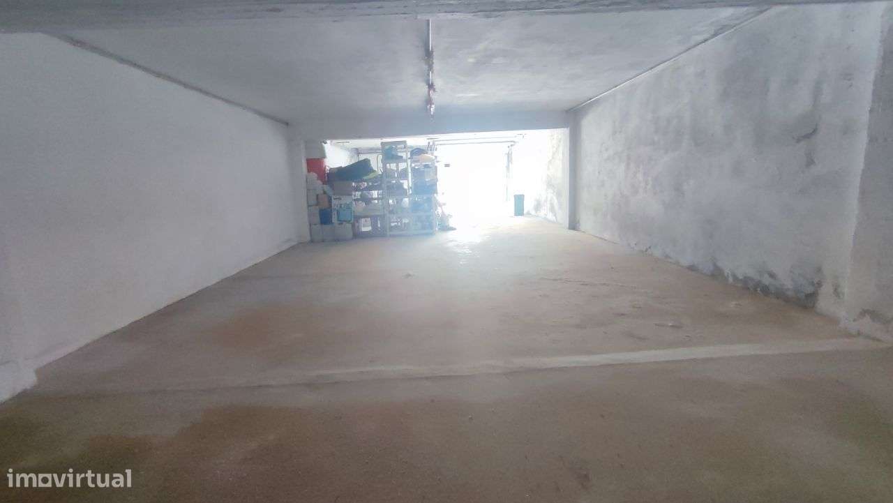 Garagens em Ferreiros, Amares - Grande imagem: 4/5