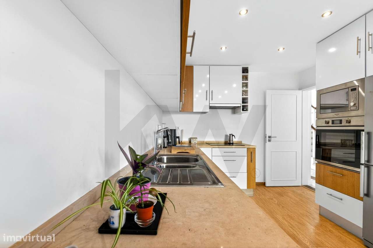 Moradia T4+1 com Piscina Coberta, Jardim e Churrasqueira em Alcoitão,-12