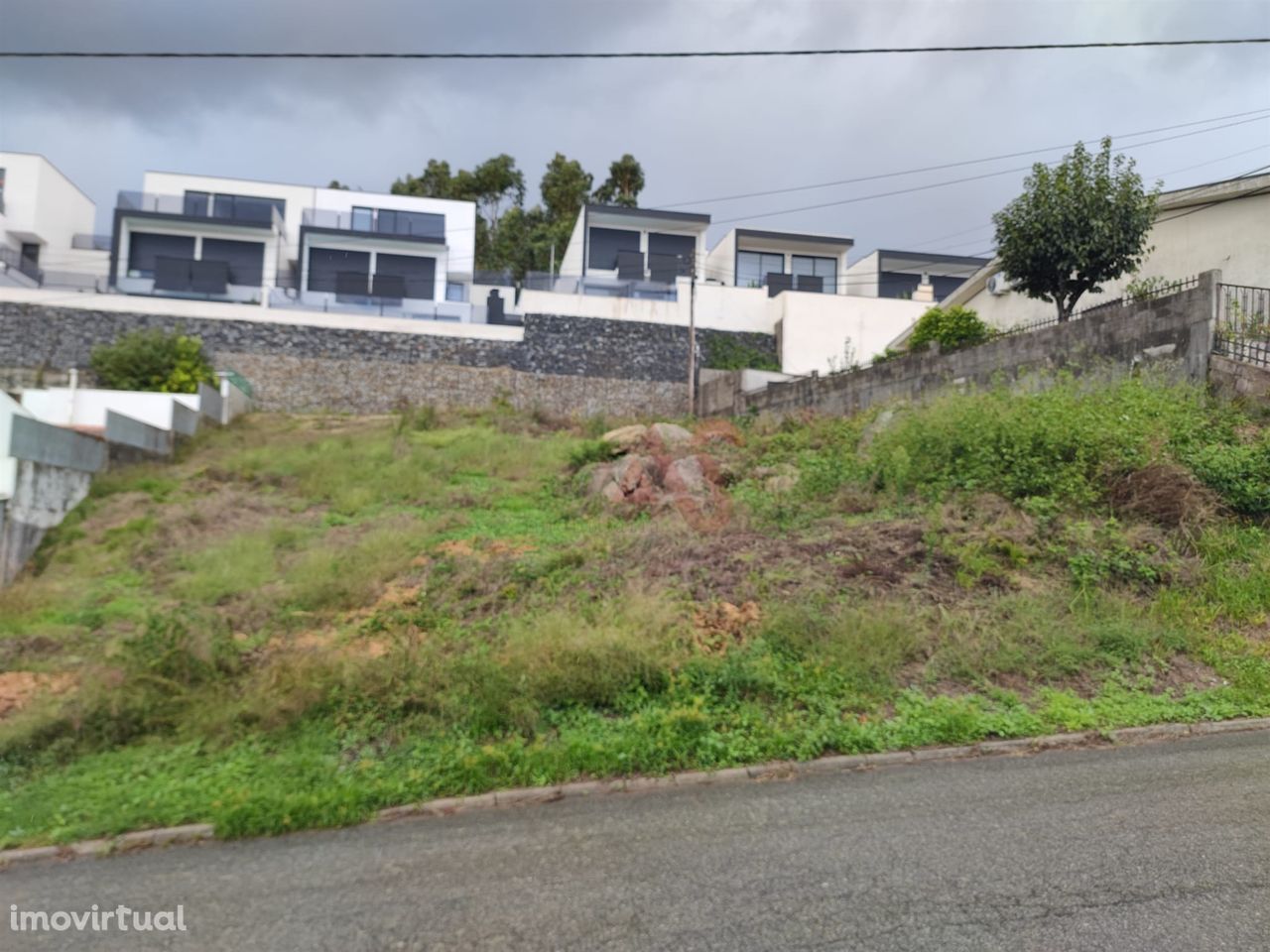 Lote de terreno com 600 m2 em Selho S. Jorge, Guimarães