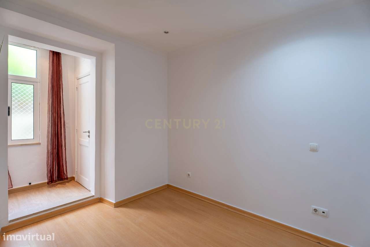 T2 em Campo de Ourique com Pátio de 23m²-11