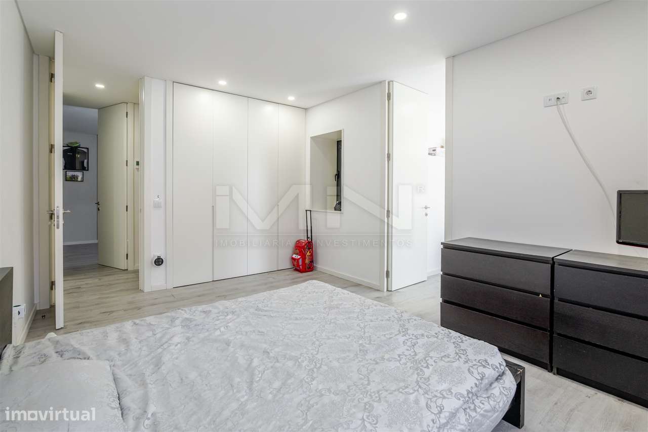 Moradia T4 de 4 Frentes: Elegância e Versatilidade a 2km do Freixo-19