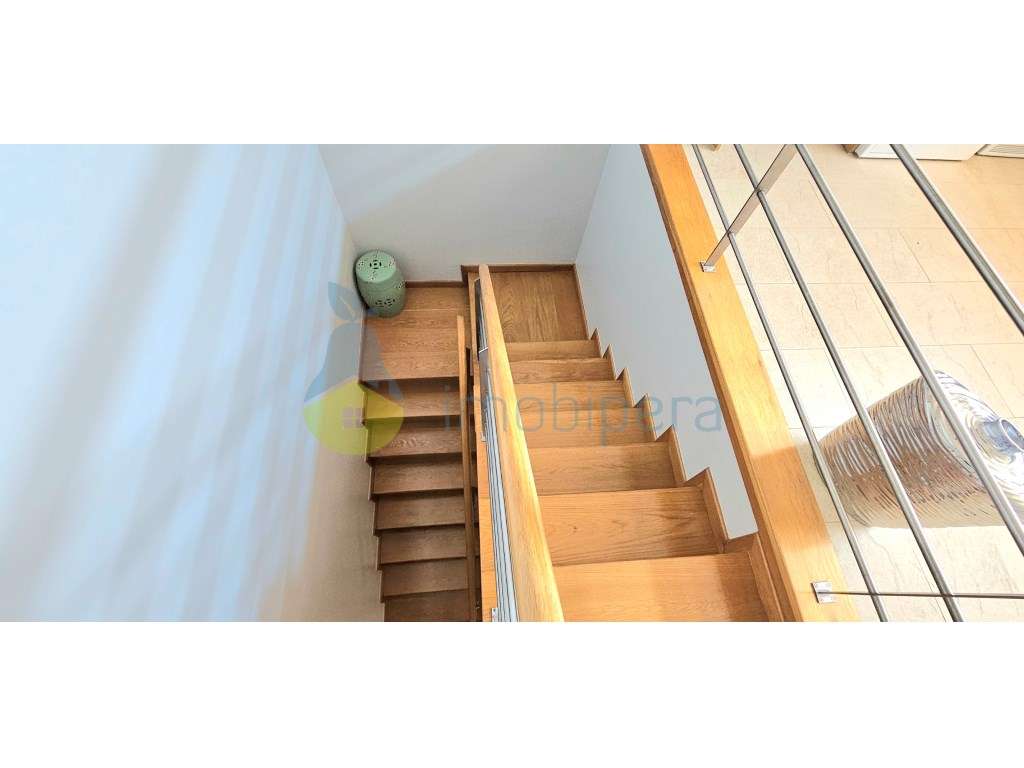 Moradia T4 com 260m2 de área e cave de 95m2, localizada no Monte da...-52
