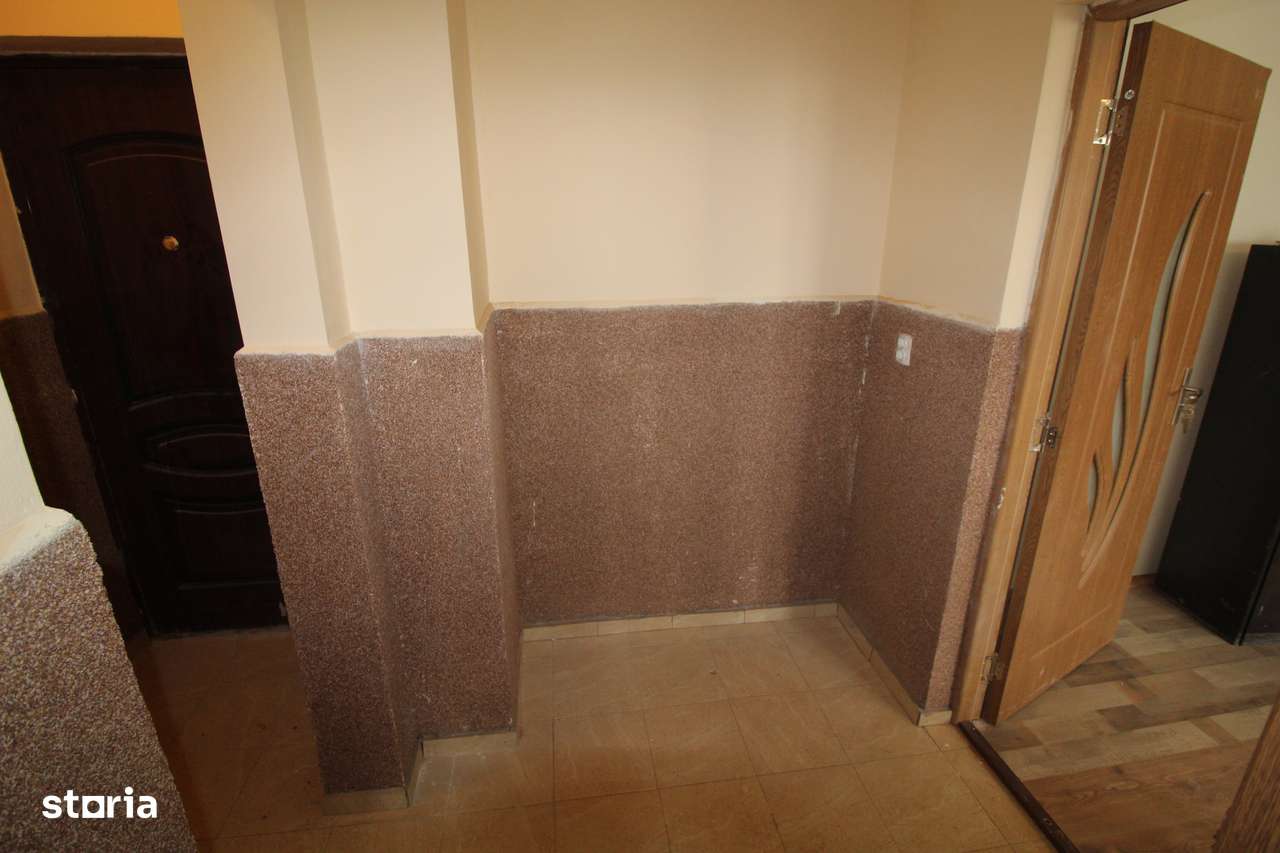 Vând apartament cu 2 camere în Hunedoara, zona Stadion, 38mp, et. 4...-6