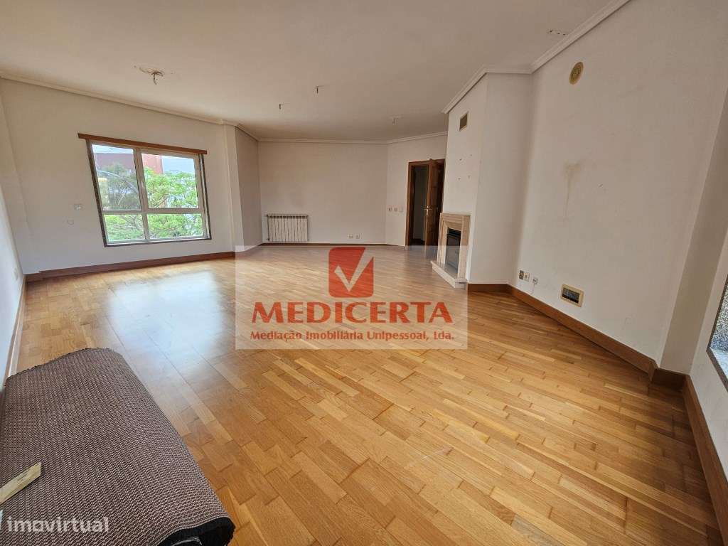 Amadora (Casas do Lago) T4 (2 Parqueamentos + Arrecadação)-10