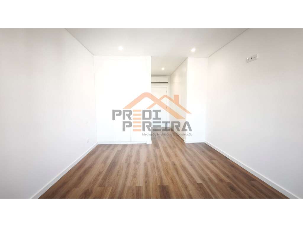 Situado em Caneças, apartamento T4 com duas suites, uma box e um pa...-30
