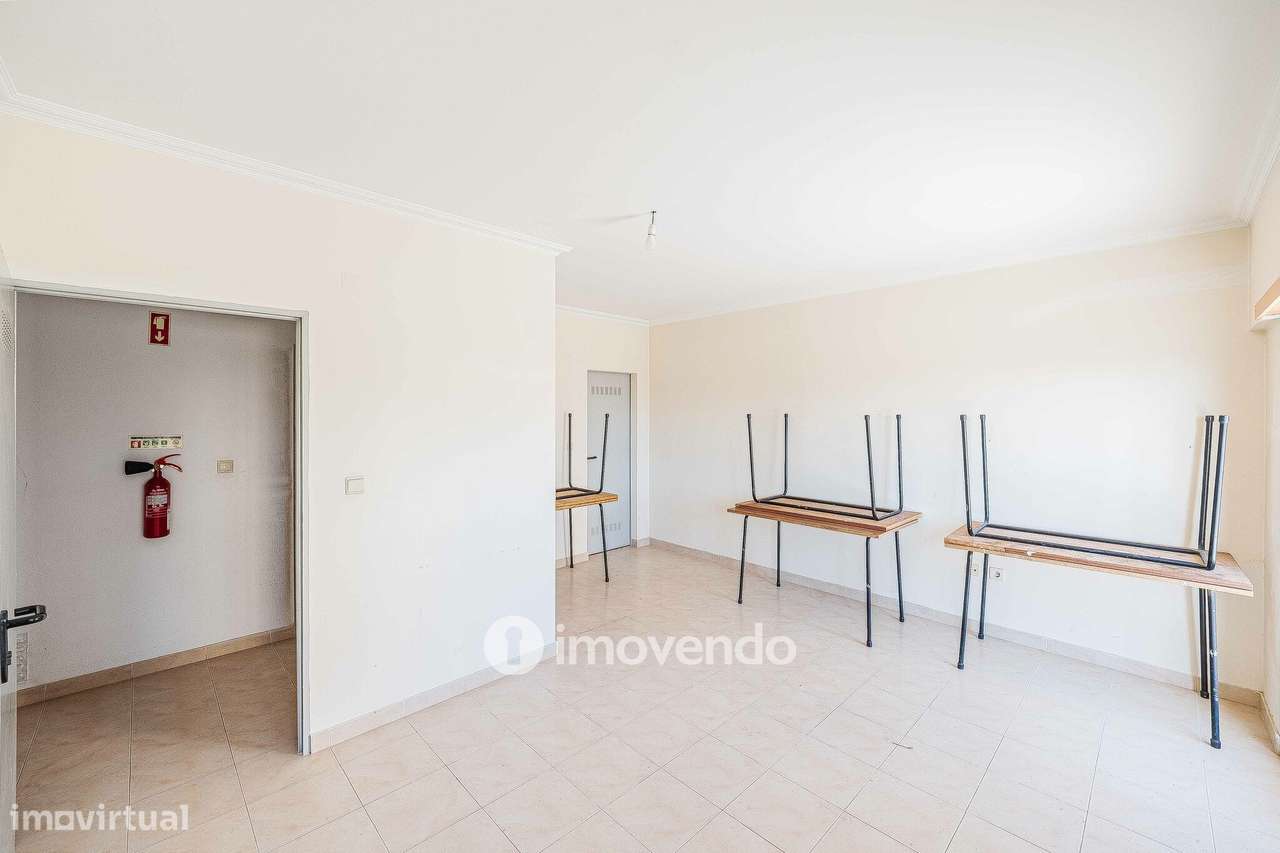 Apartamento T2, com estacionamento e arrecadação, em Vialonga-45