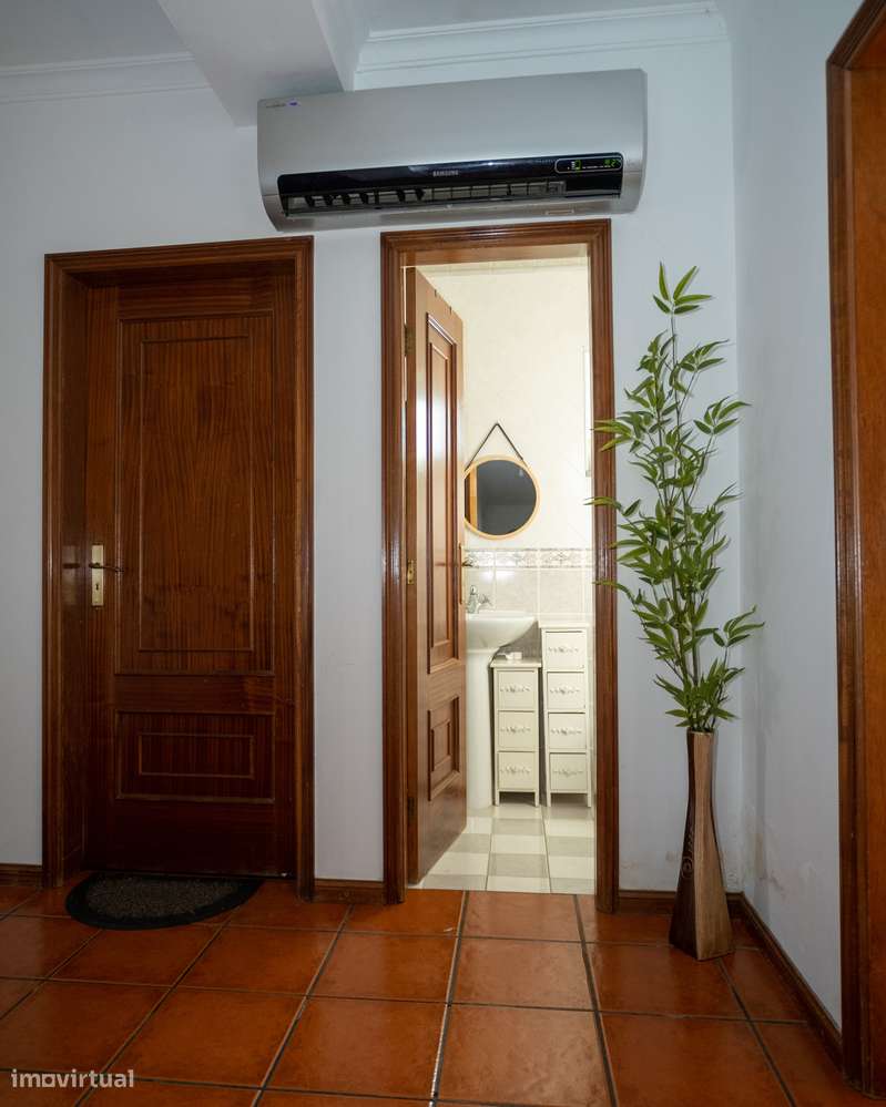 Moradia Bifamiliar Duplex com Garagem, e Quintal Privado em  Foz Côa-4