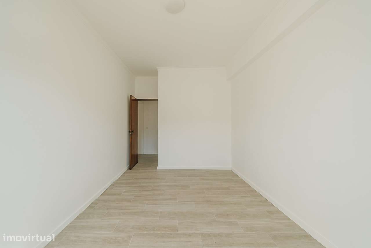 Apartamento T3 Totalmente Remodelado em Santa Clara | Varanda-13