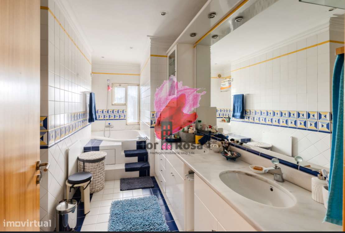 Casa Independente T4 + 2 com Piscina em Localização Privilegiada-4