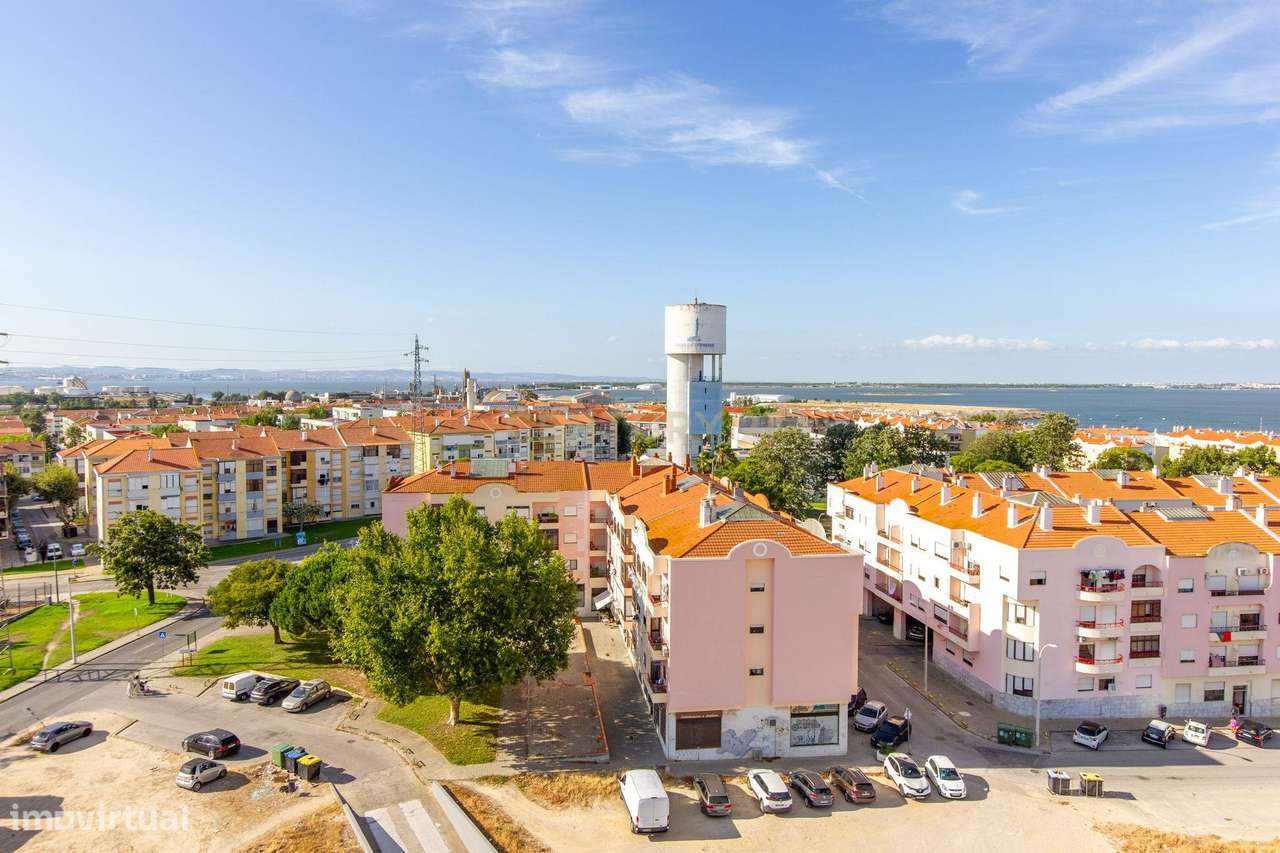Barreiro / Lavradio - Apartamento de 4 assoalhadas com varandas e luga-24