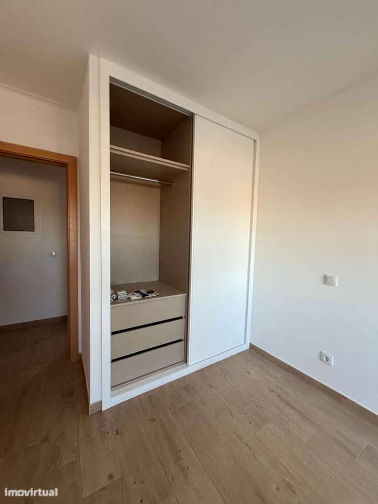 Arrenda-se apartamento T1+1 totalmente remodelado (a estrear) - Grande imagem: 4/19