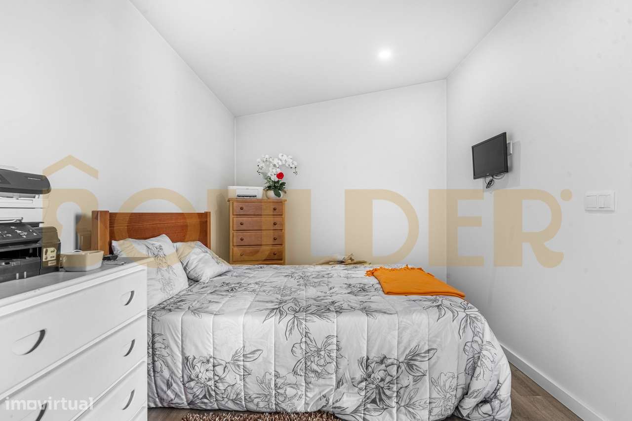 Moradia Térrea T4 de Arquitetura Moderna com Piscina-18