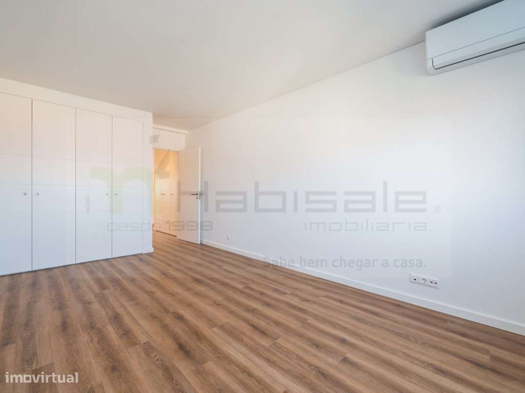 T2 novo na Parede com vista mar-12