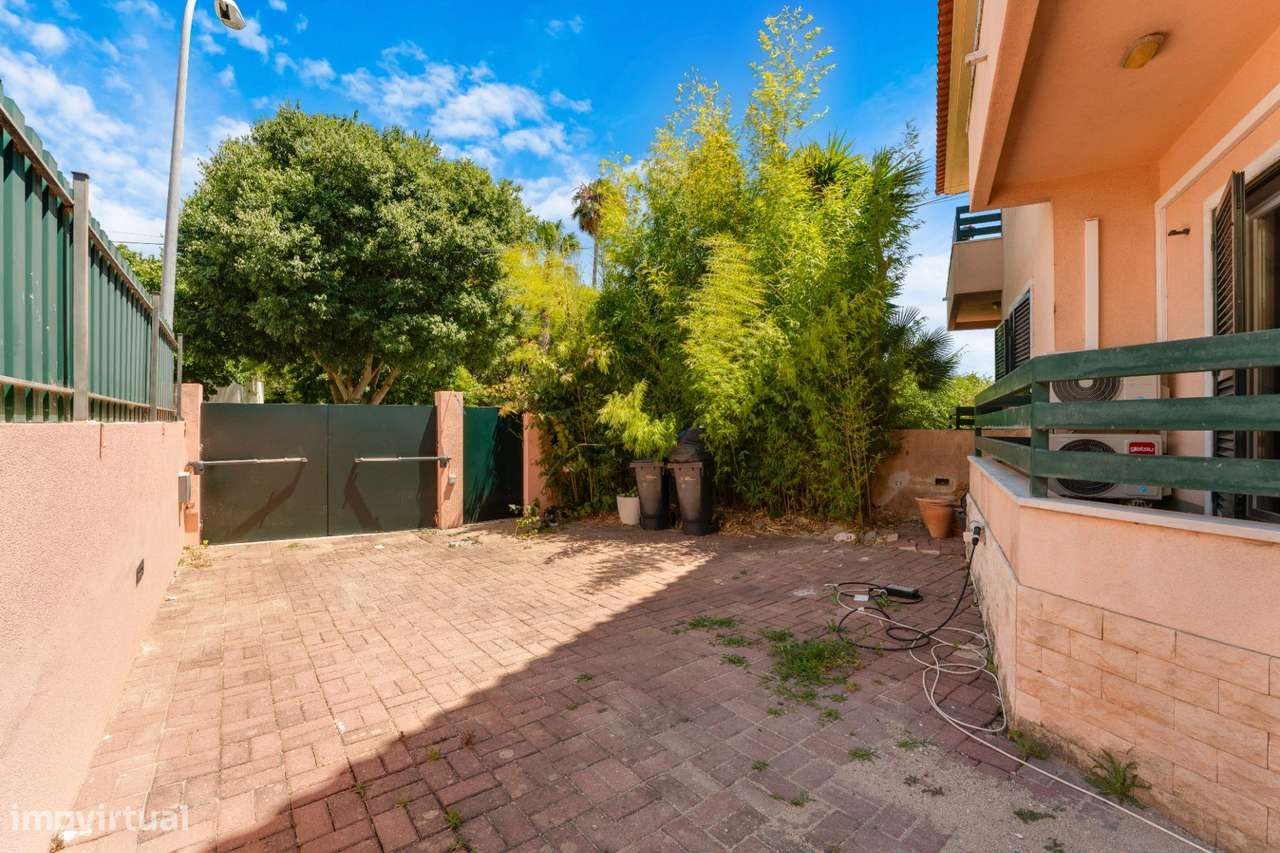 Moradia T4+1 com piscina e jardim, no Murganhal, Caxias-38