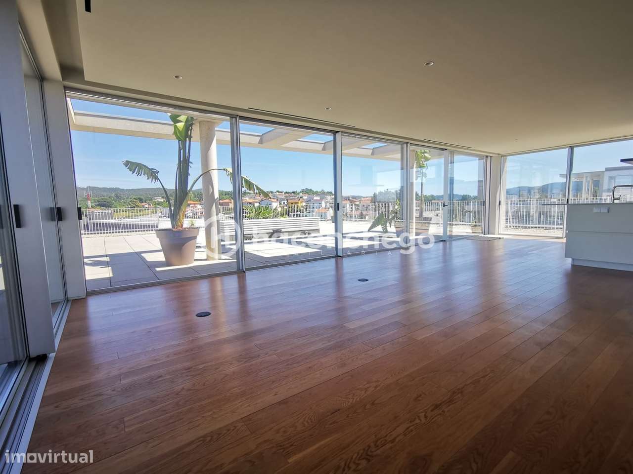 Penthouse T4 de Luxo em Barcelinhos – Totalmente Equipada com equipame-10