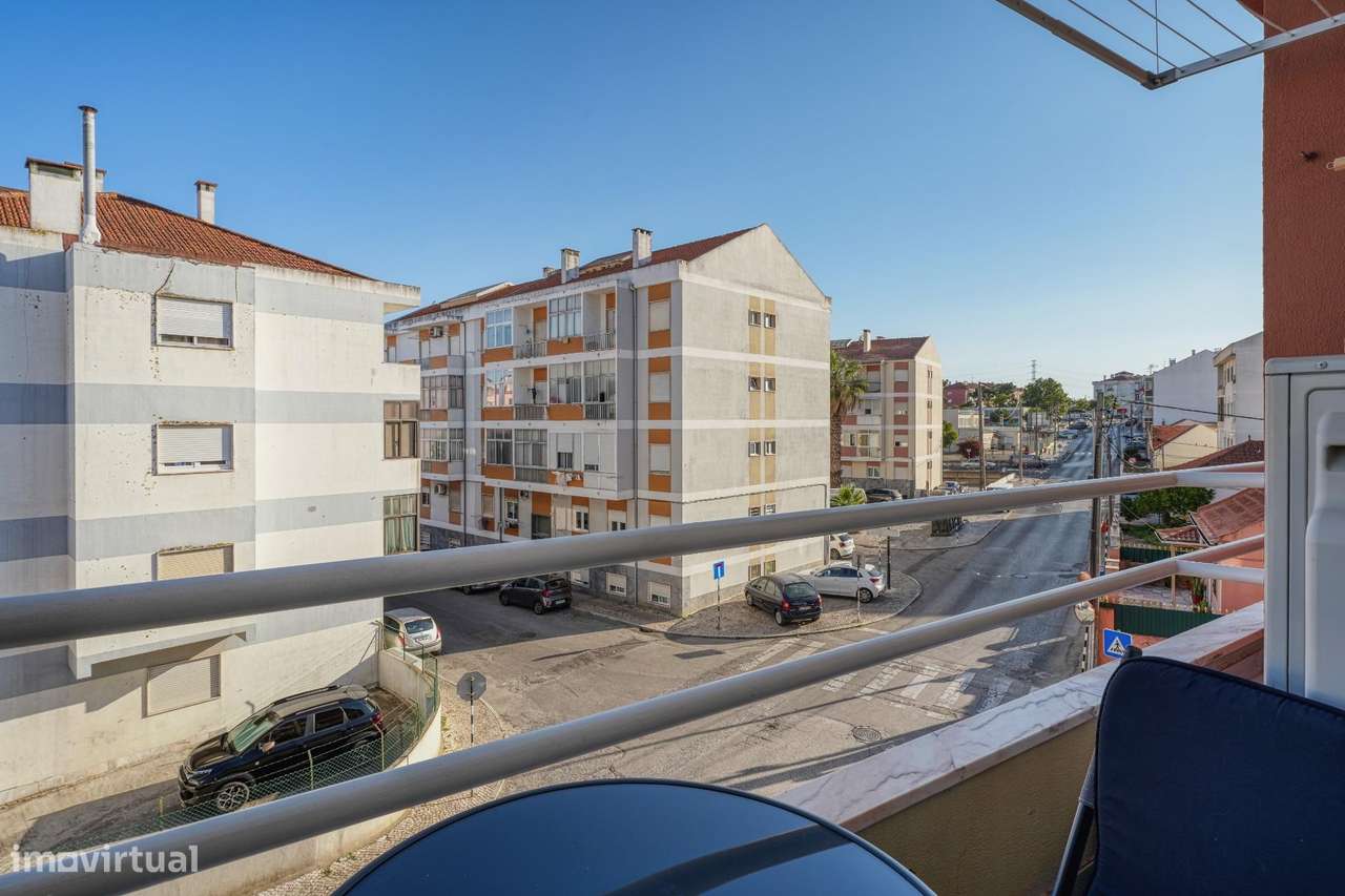 Apartamento T2+1 Totalmente Remodelado no Casal do Marco, Seixal-9