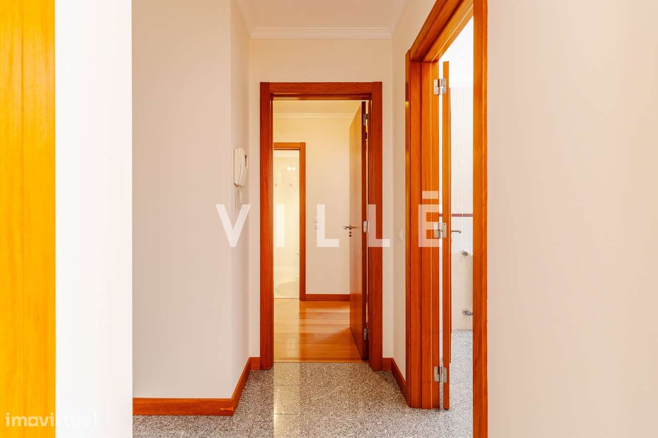 Apartamento T2 com Garagem Fechada e Arrumo no Glicinias-8