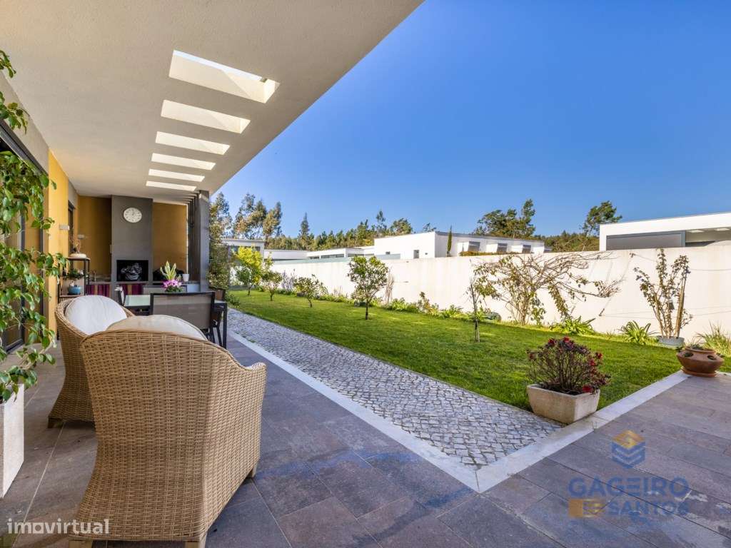 Moradia Térrea T3 Contemporânea com Piscina-53