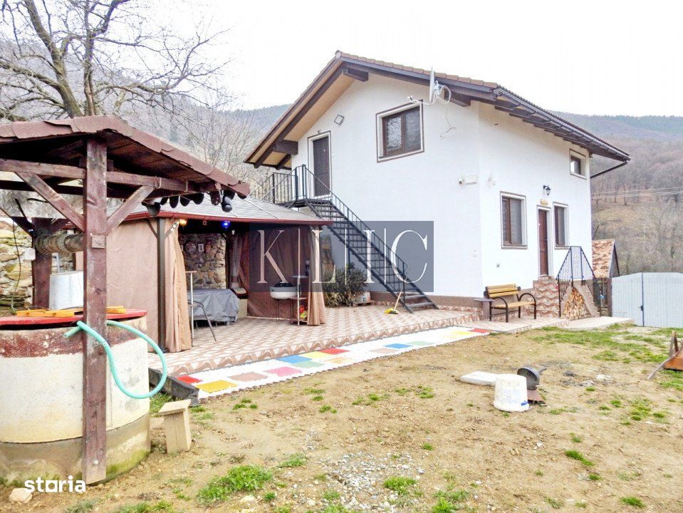 Bijuterie Rurala: Casa cu 5 Camere in Comuna Rasinari, Satul Trainei