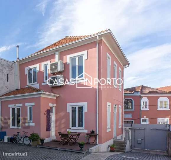 Moradia T4 de Traça Antiga Renovado com Licença AL-1