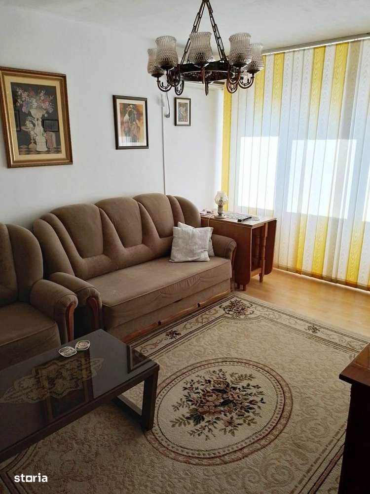 Apartament cu 3 camere, decomandat, zona Republicii-0