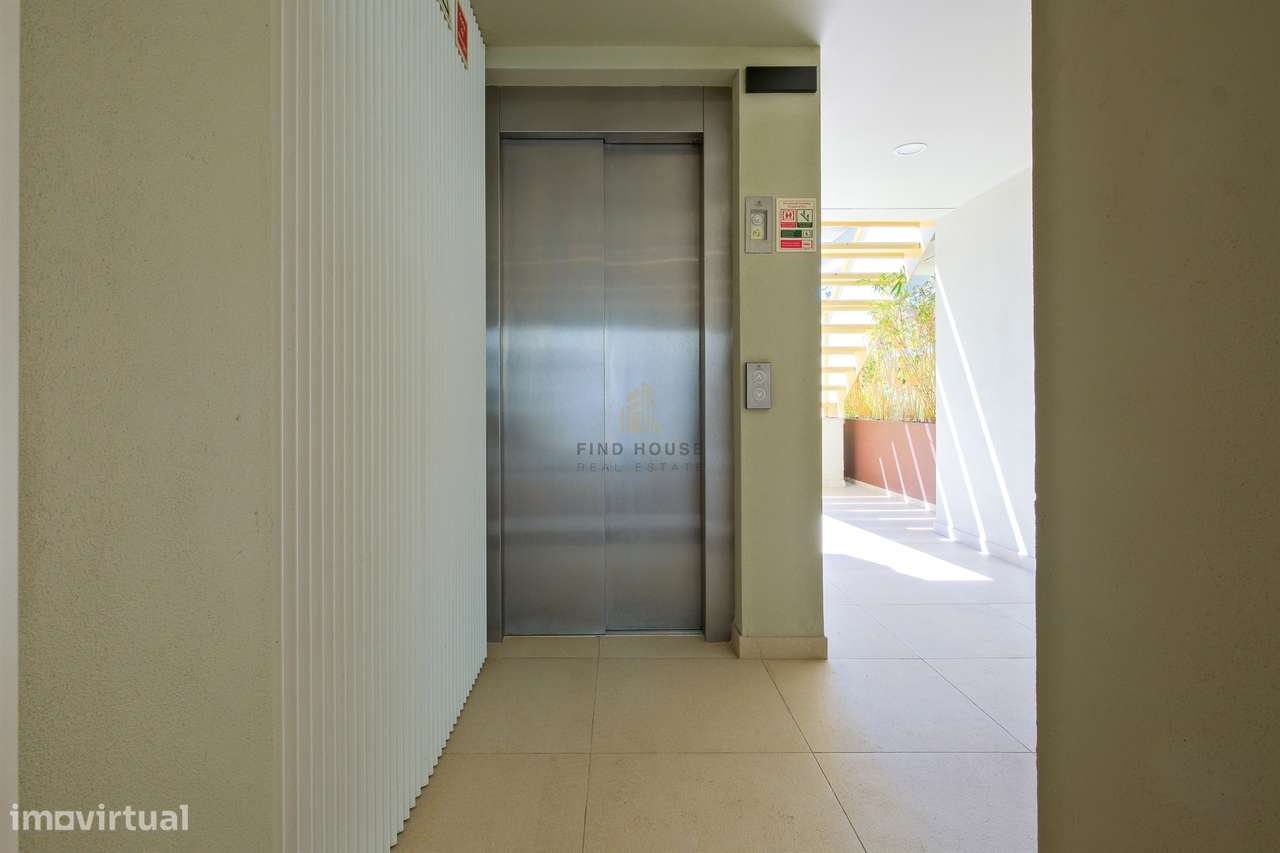 Apartamento T3 em condomínio privado, com terraços e garagem, no Prínc-4