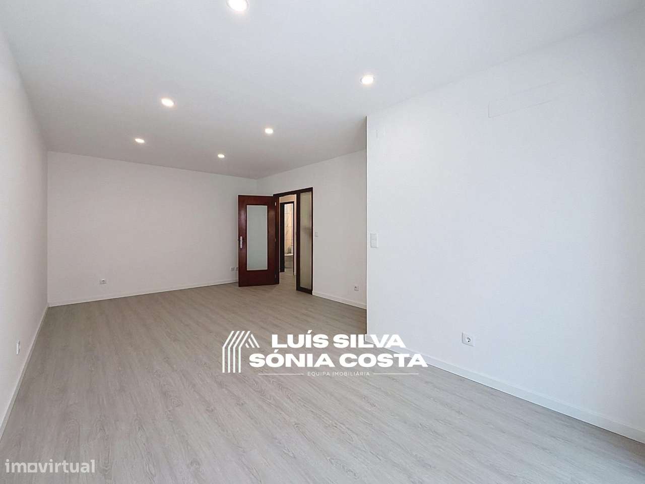 Apartamento T2 Semi-Remodelado c/ Garagem, Marquise & no Centro de...-4